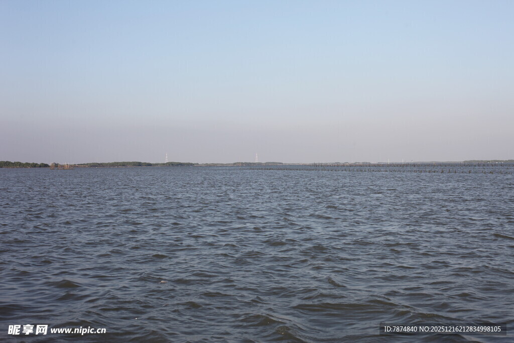 广阔水域的宁静景象