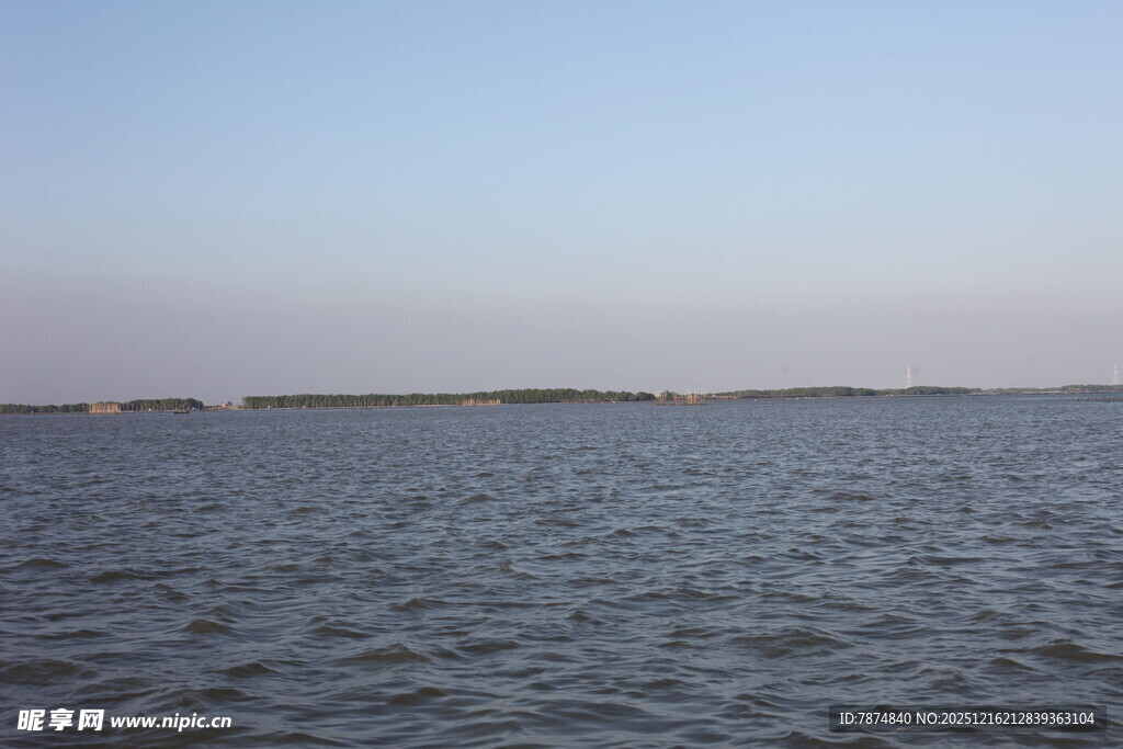 广阔水域与远处天际线