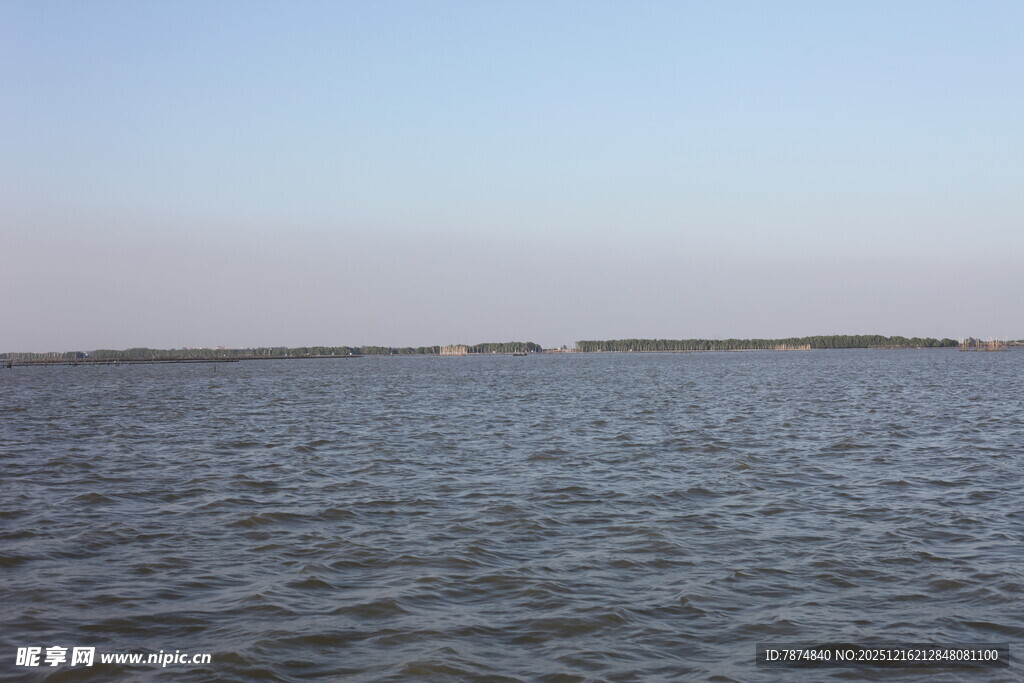 广阔水域的宁静景象