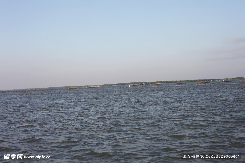 广阔平静的水面景色