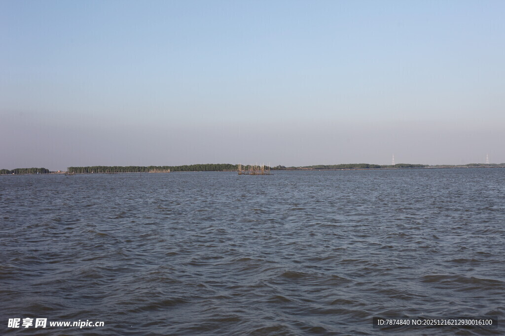广阔水域的宁静景象