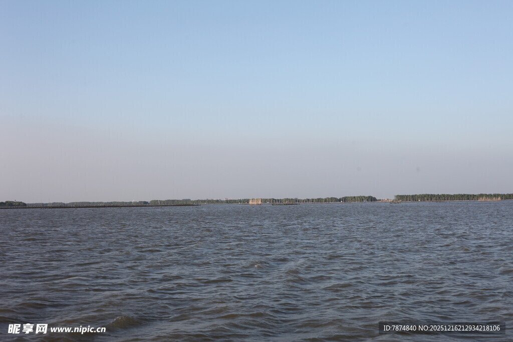 广阔海面与远处天际线