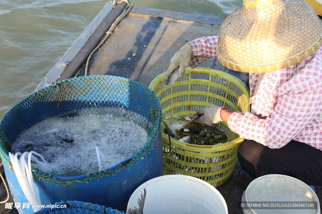 渔民船上收获满满一桶鱼