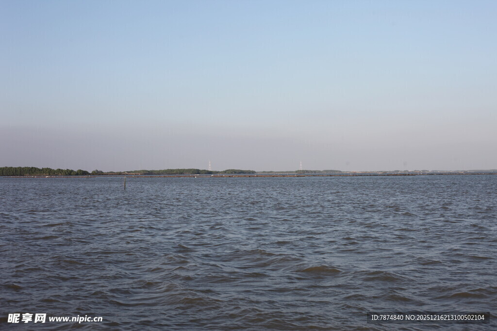 宁静湖面的开阔景致