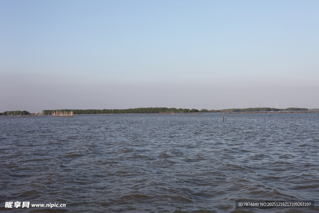 广阔水域与远处陆地景观