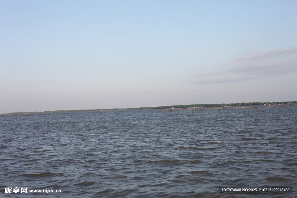 广阔海面的宁静景象