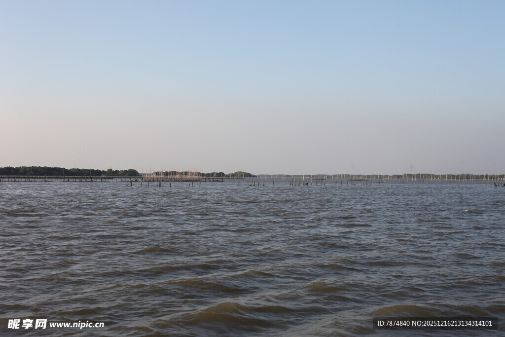广阔水域与远处地平线