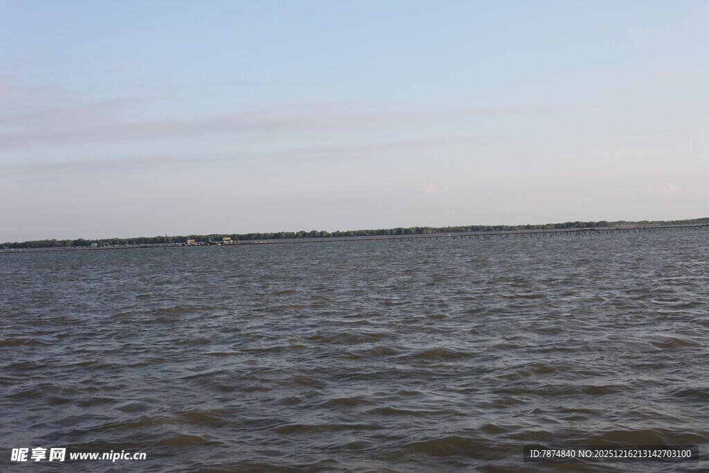 平静湖面的开阔风景