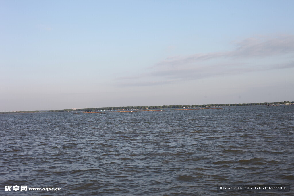 广阔水域的宁静景象