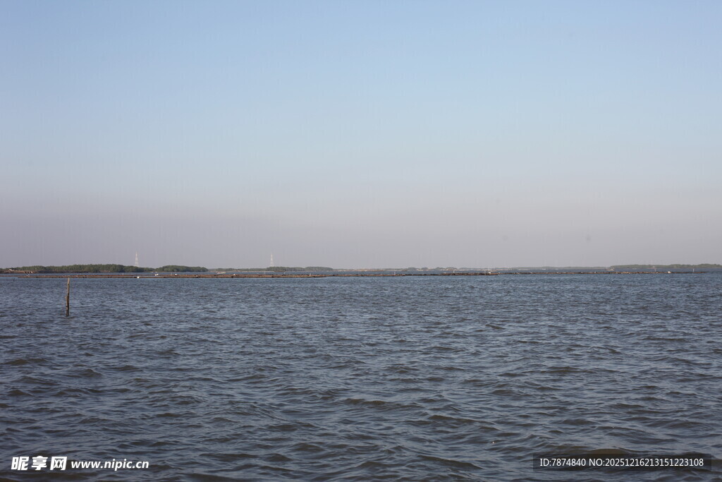 广阔海面的宁静景象