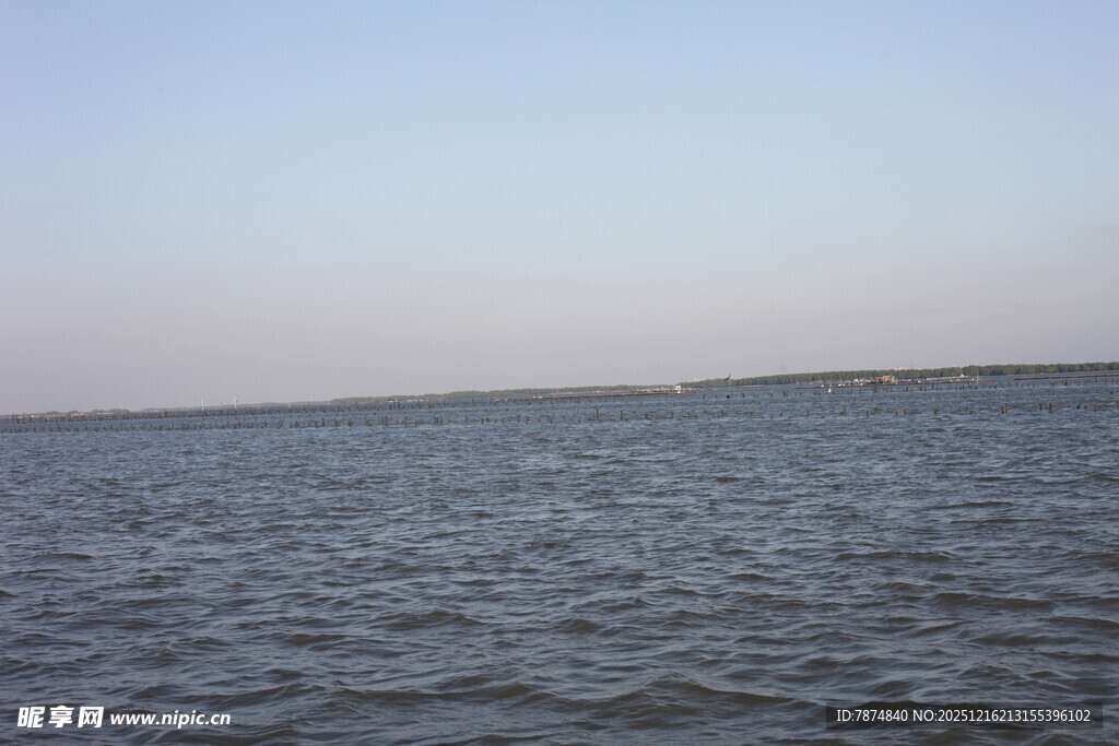 广阔海面的宁静景象