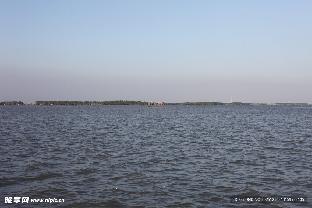 广阔水域的宁静风光