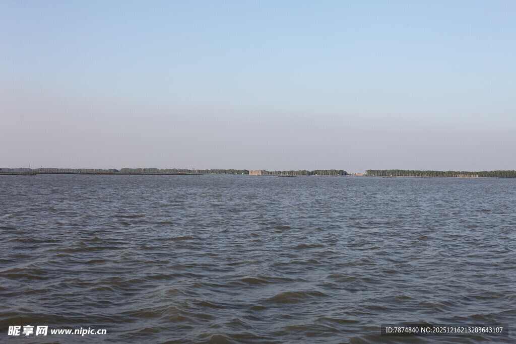 广阔水域的宁静景象