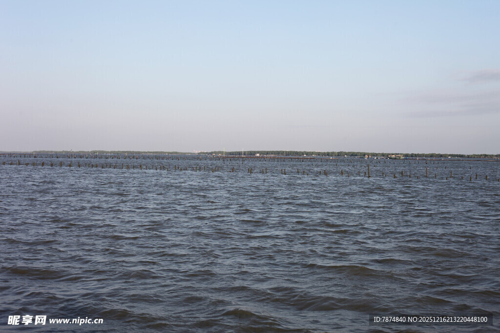 广阔平静的湖面景色