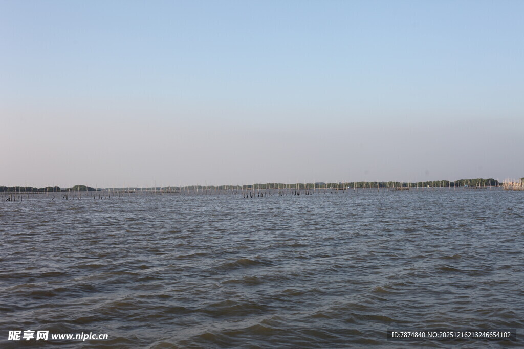 平静湖面的开阔风光