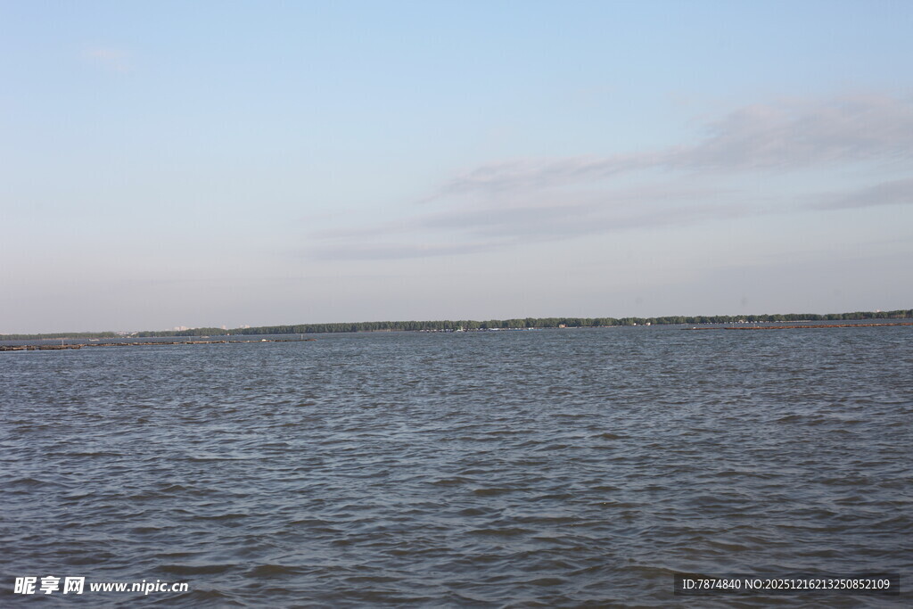 广阔水域与天边薄云