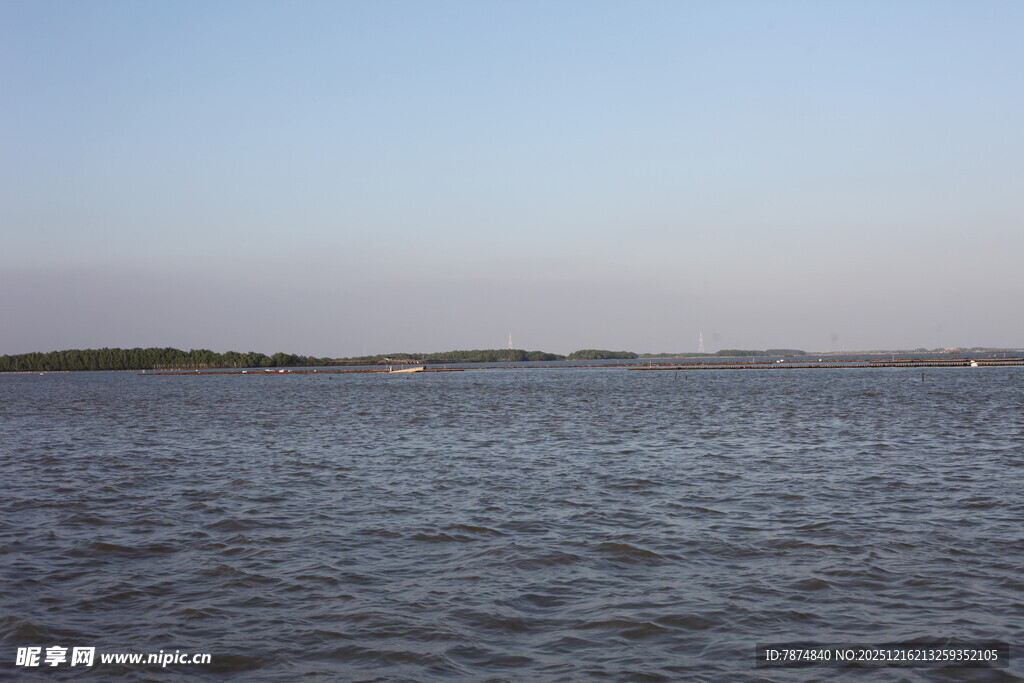 平静湖面与远处天际线