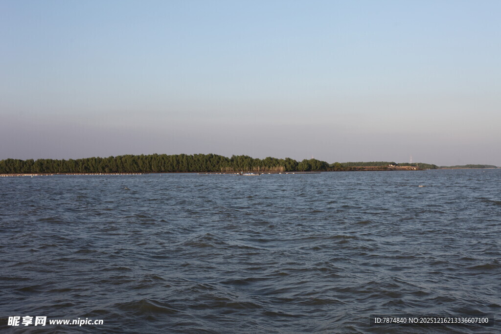 宁静海面与远处岛屿