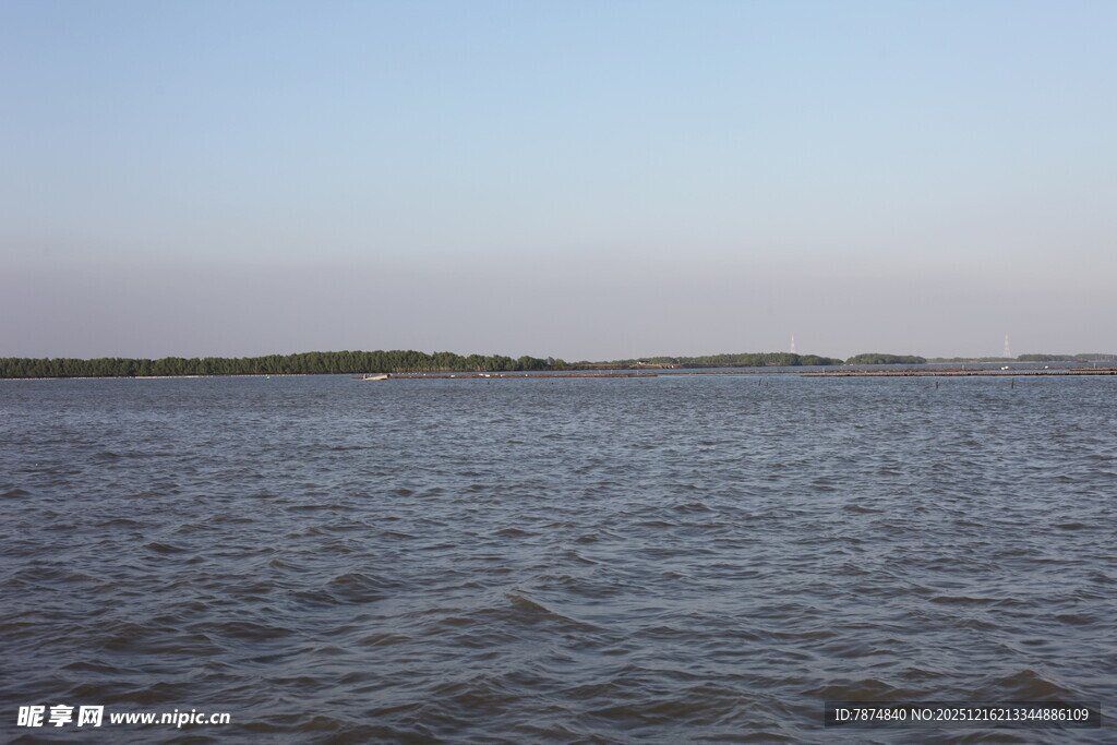 广阔水域与远处地平线