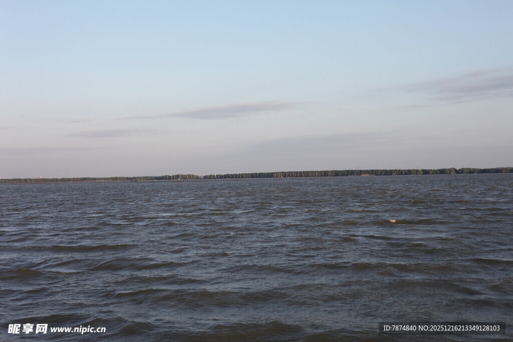 广阔海面的宁静景象