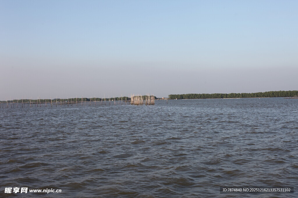 水域风光中的远处景象