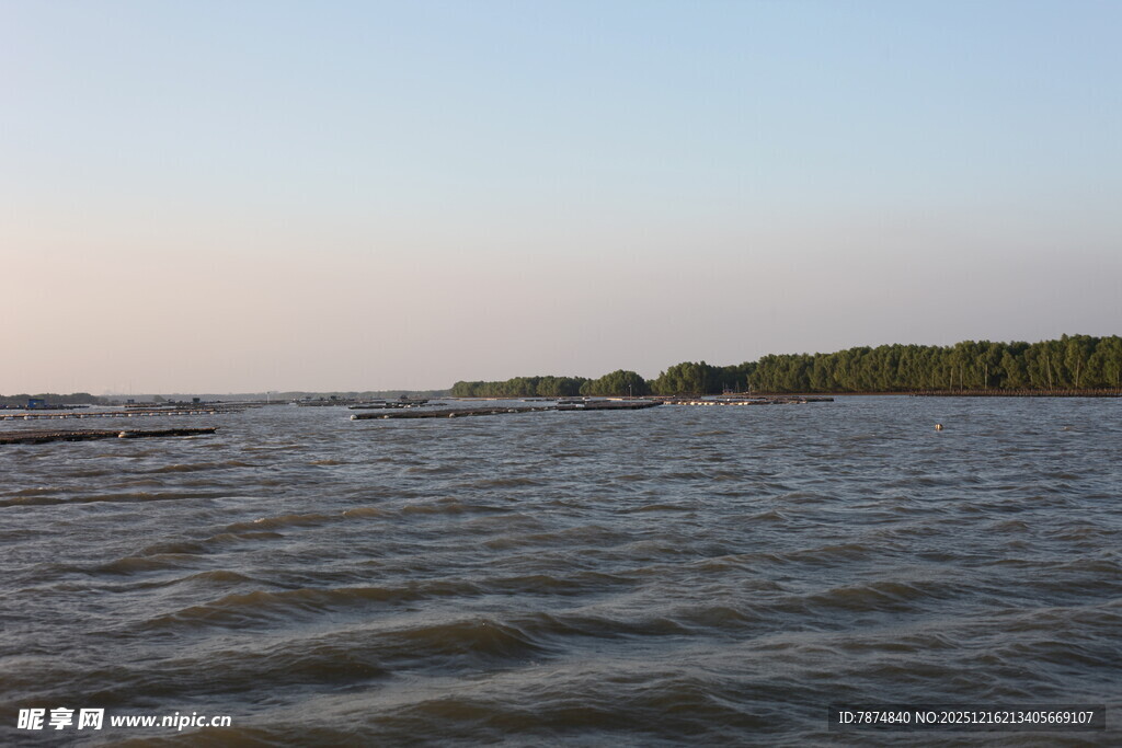 宁静水域与远处岸景