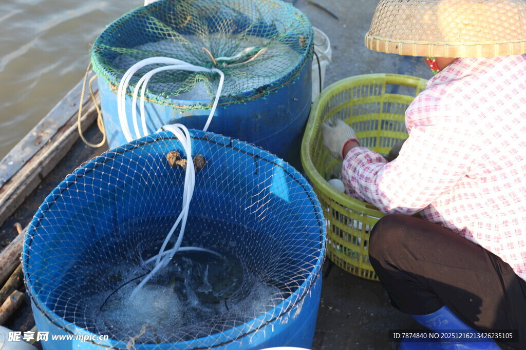 蓝色鱼篓中水流潺潺