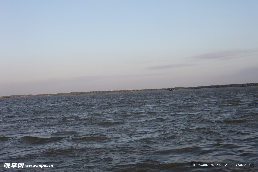 广阔海面的宁静景象