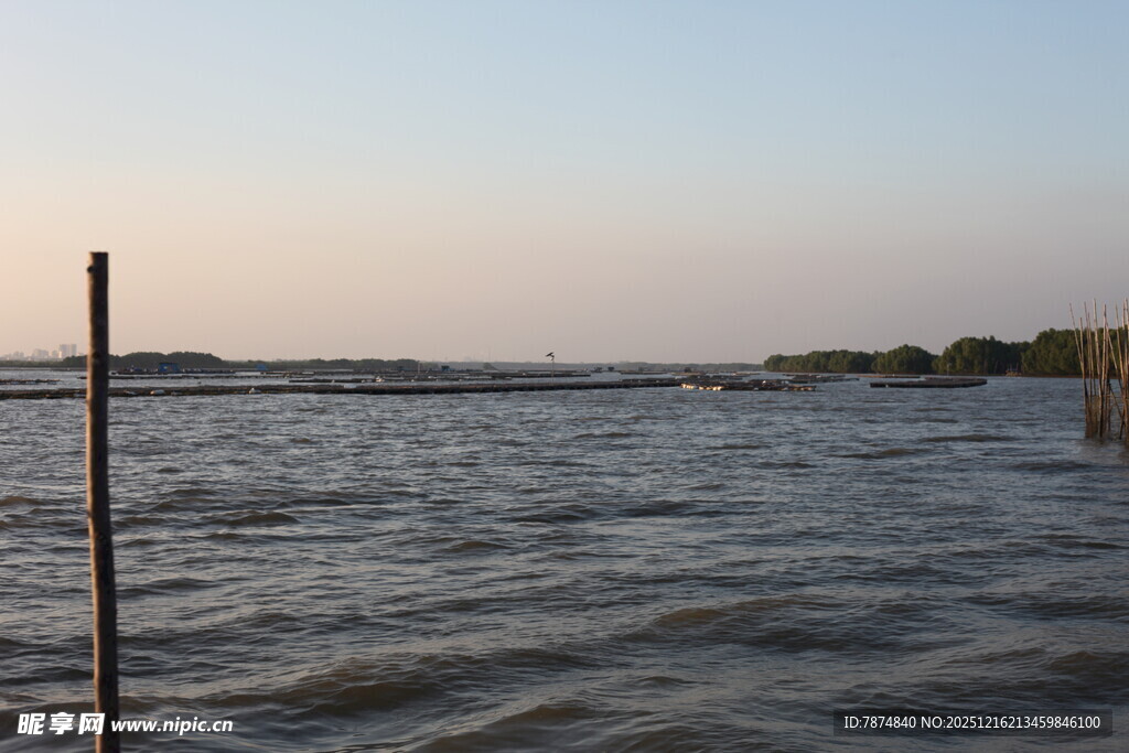 黄昏下的宁静水域