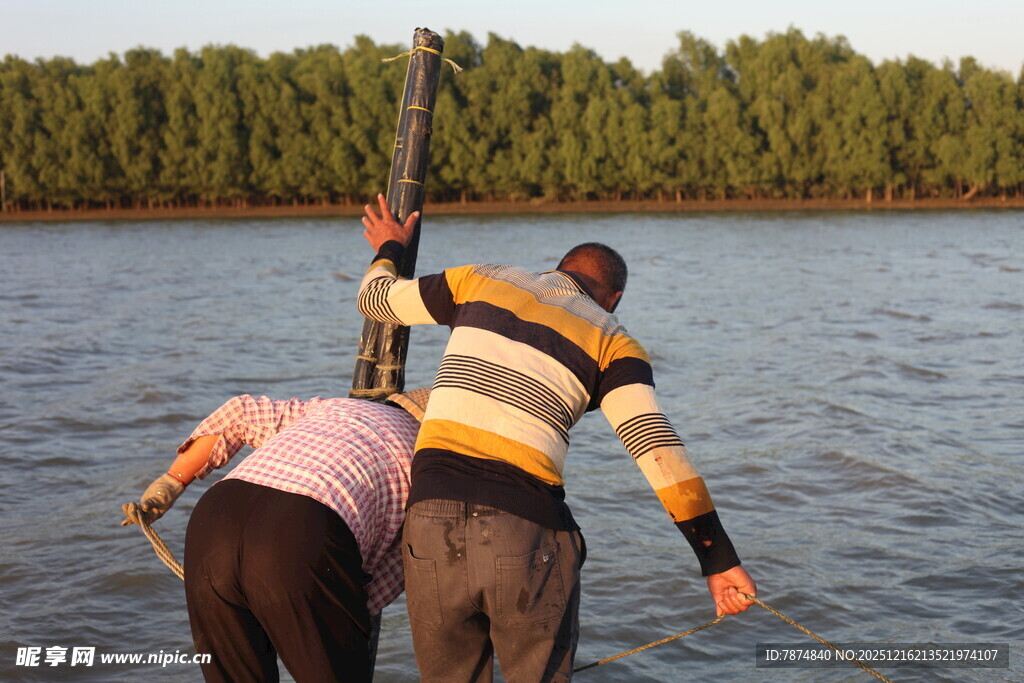 两人河边协作打捞场景