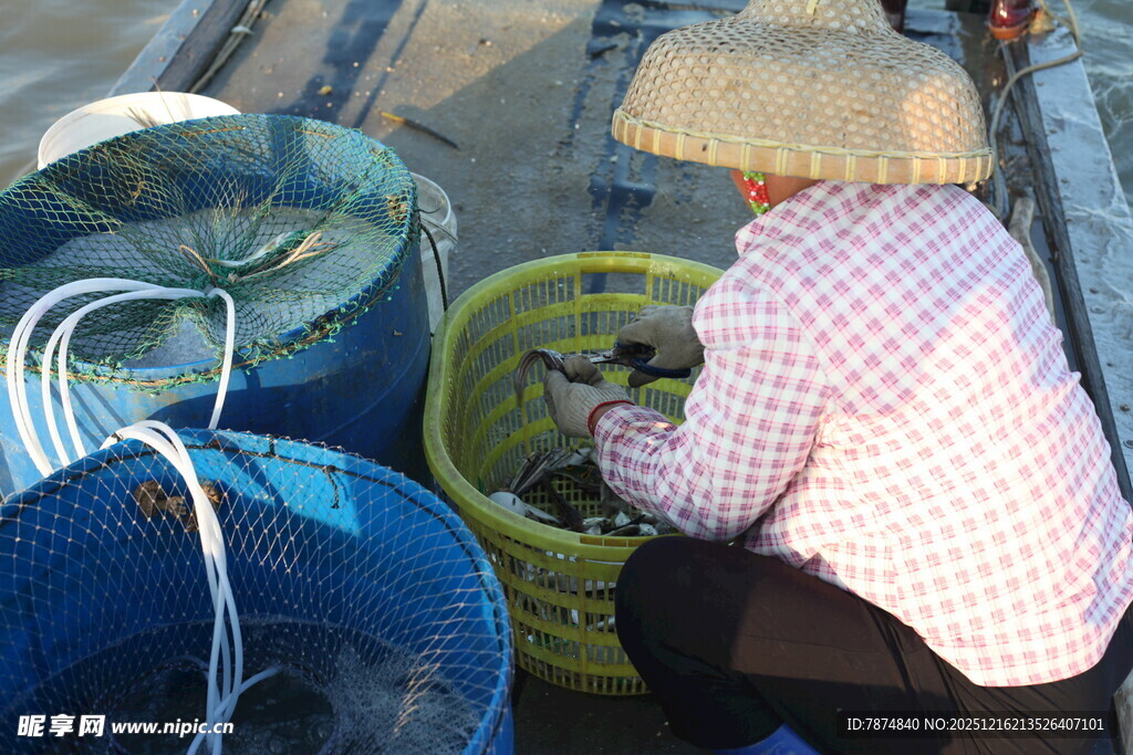 渔民整理渔具