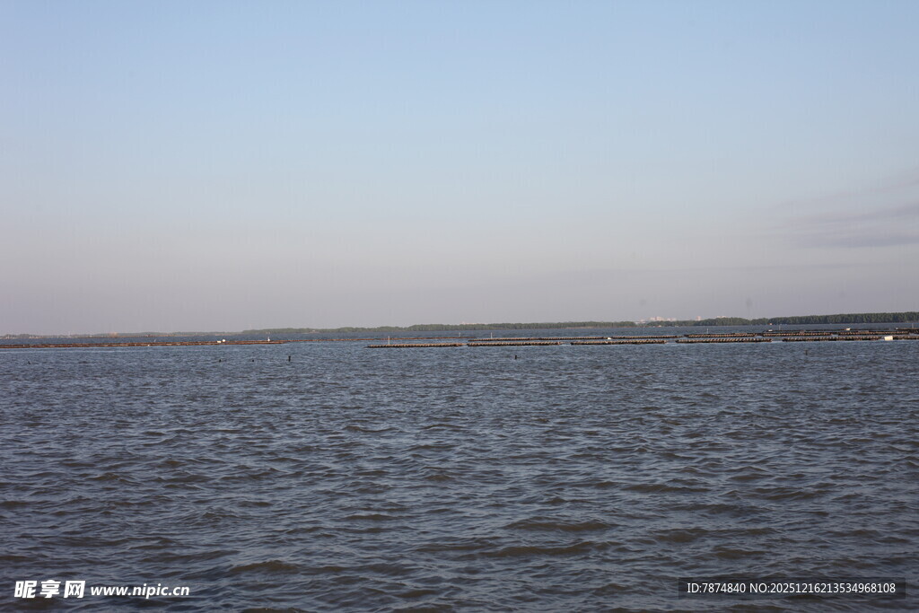 广阔平静的海面景色