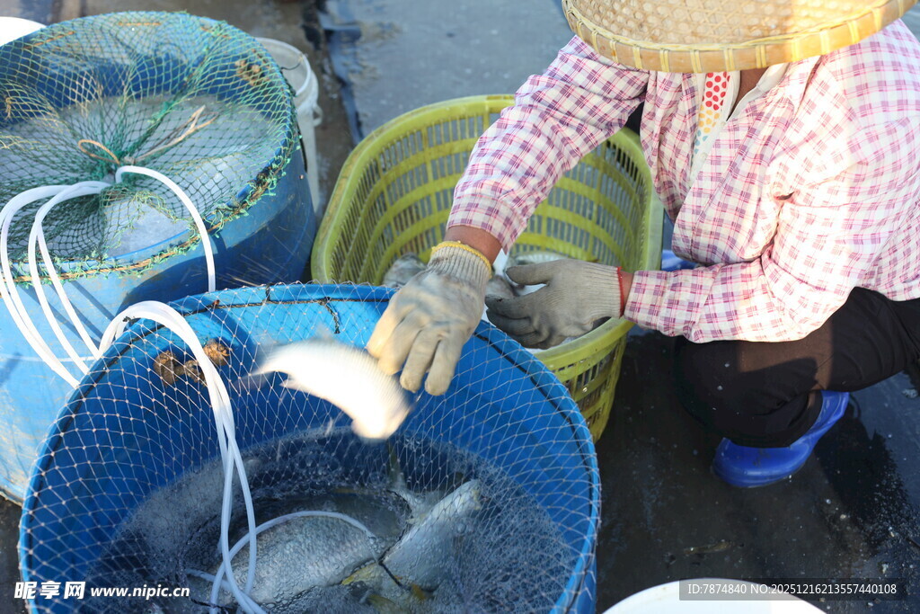 渔民手工处理渔网