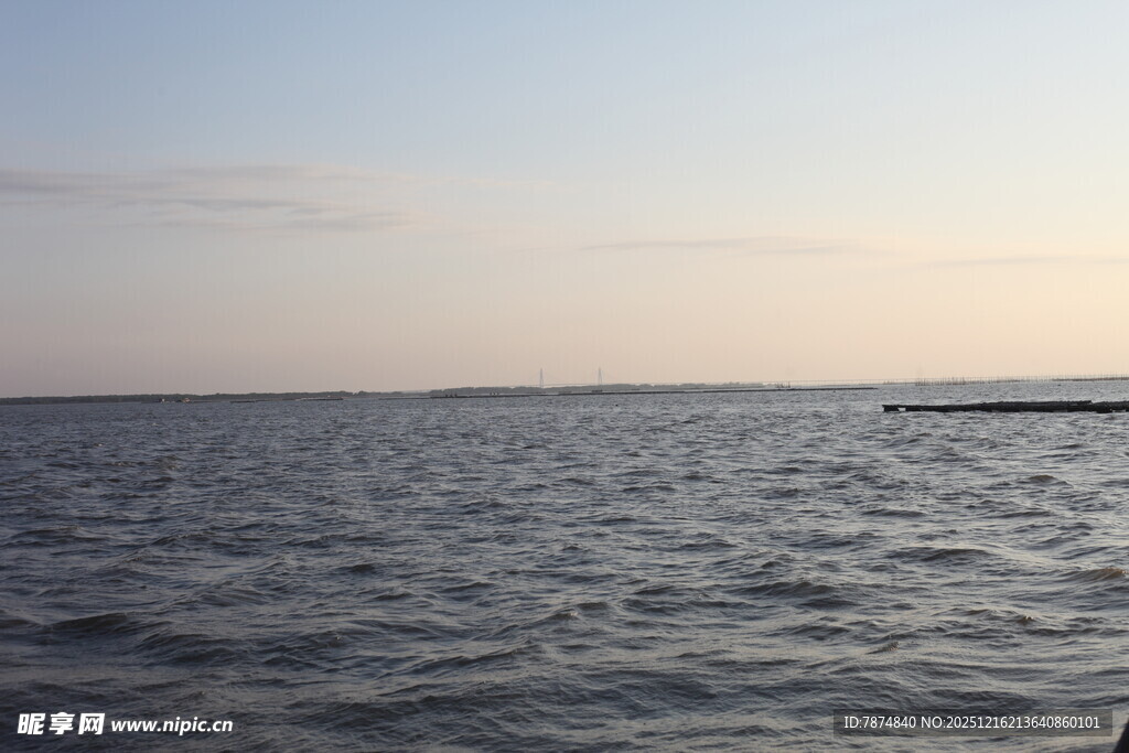 黄昏下的宁静海面