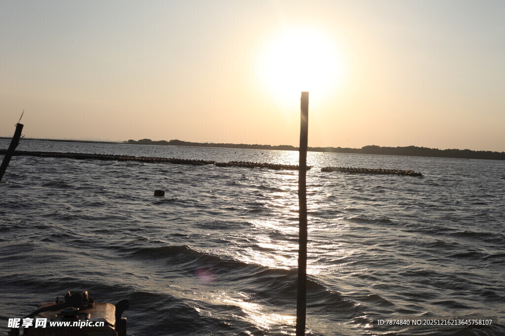 夕阳下的海面景象