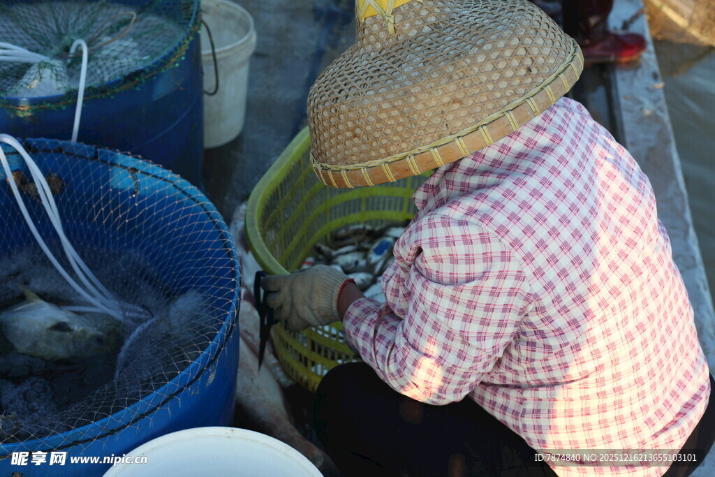 渔民集市处理捕获的海鲜