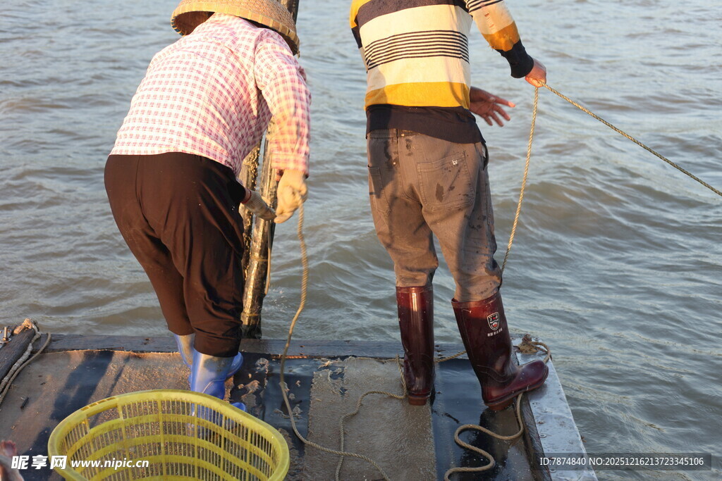 渔民船上协作撒网捕鱼