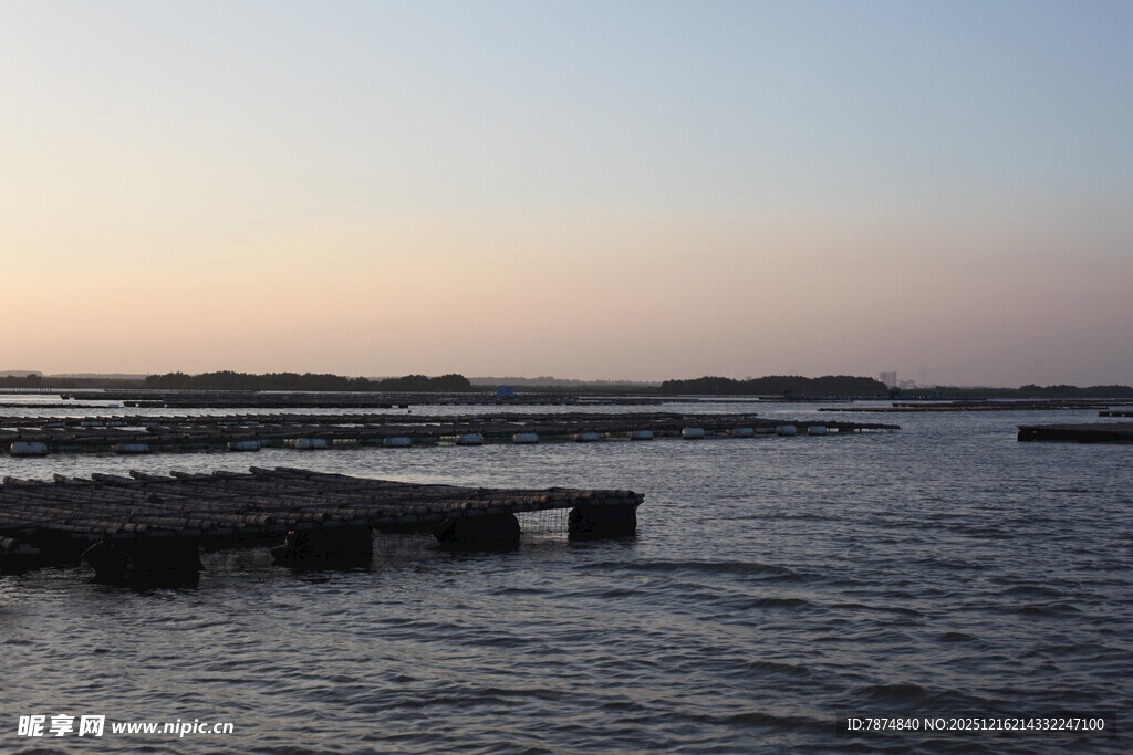 黄昏下的宁静码头