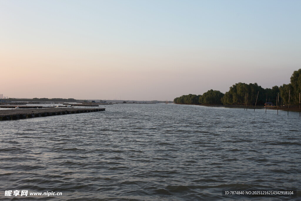 黄昏下的宁静河面