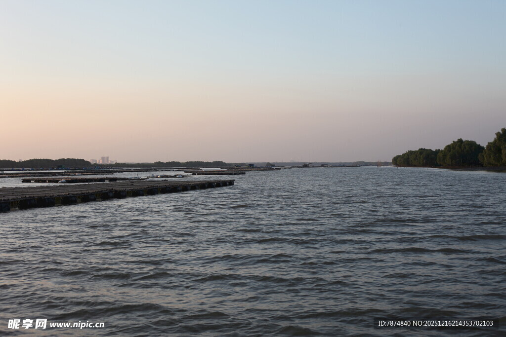 黄昏下的宁静湖面