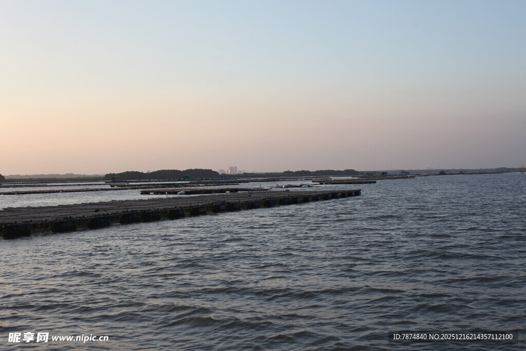 黄昏下的宁静海滨风光