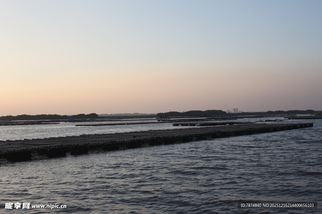 黄昏下的宁静水域