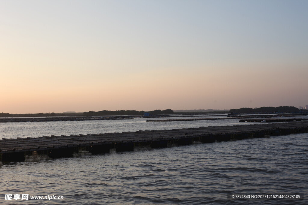 黄昏下的静谧水域