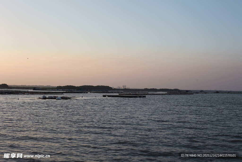 黄昏下的宁静水域