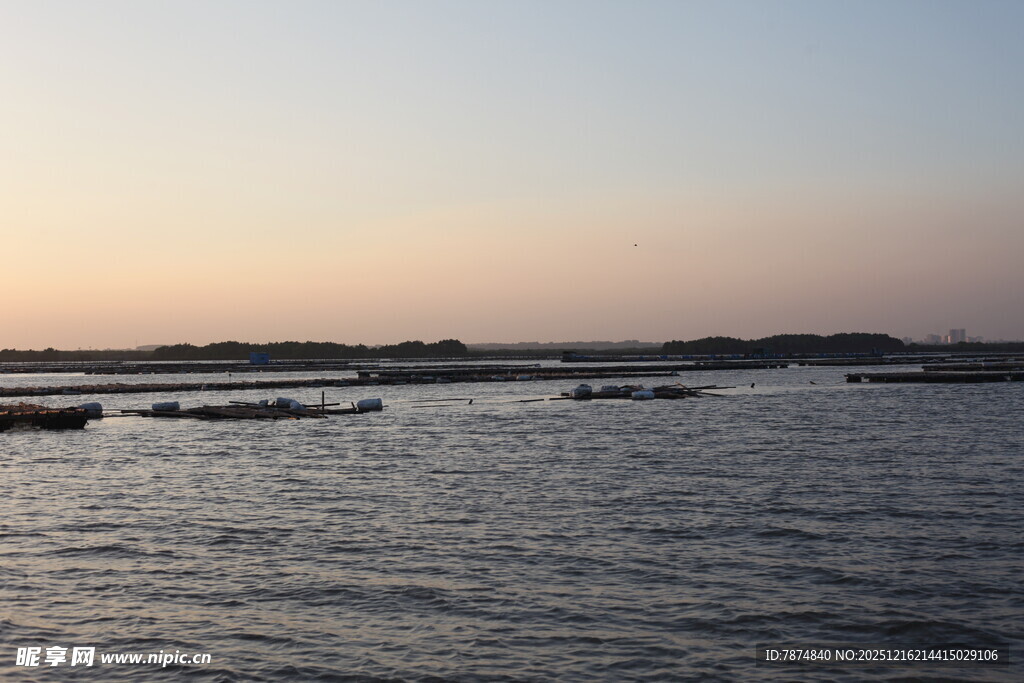黄昏下的平静海面