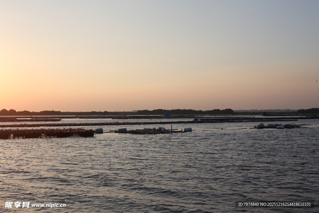 夕阳下的宁静水域