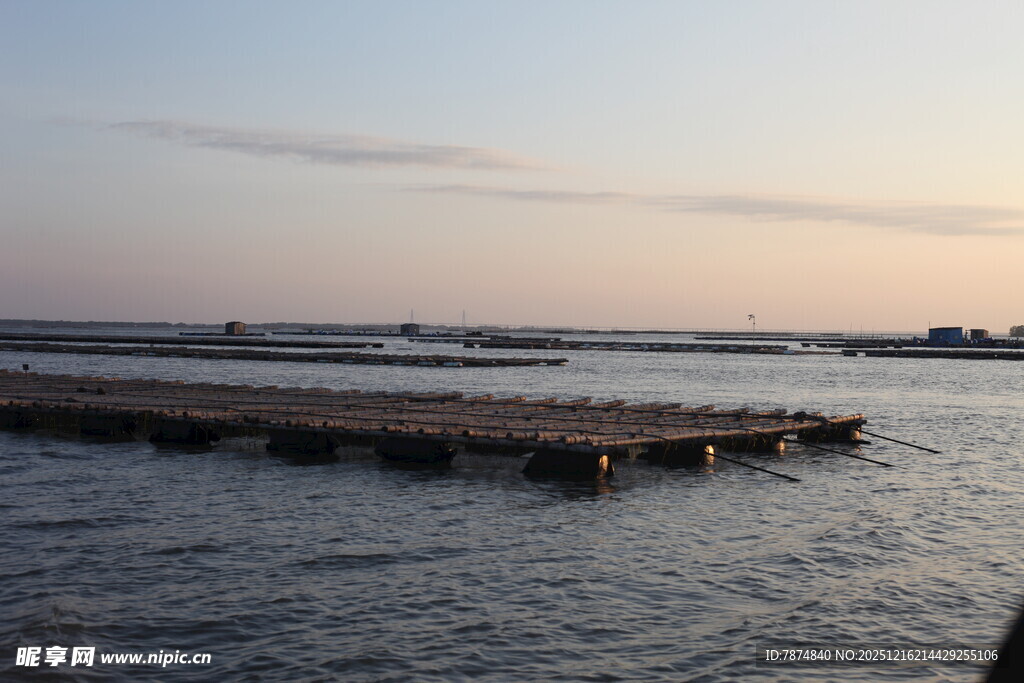 黄昏下的宁静码头