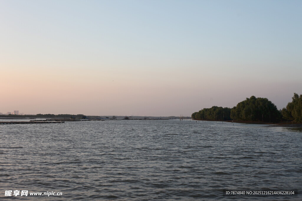 黄昏下的宁静河面