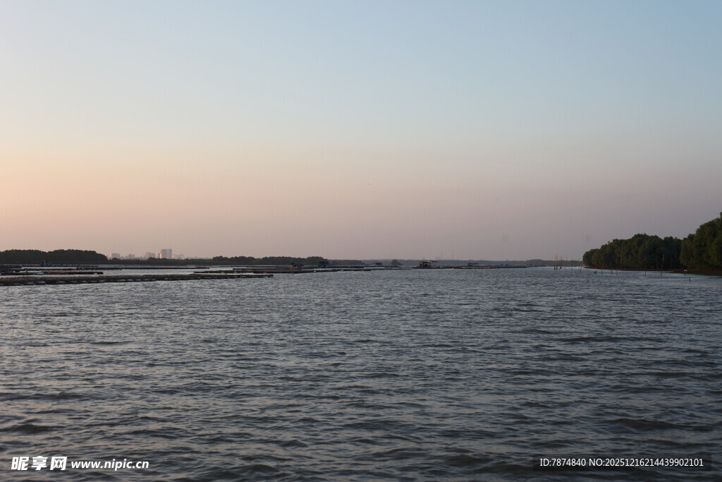 黄昏下的宁静水面景色
