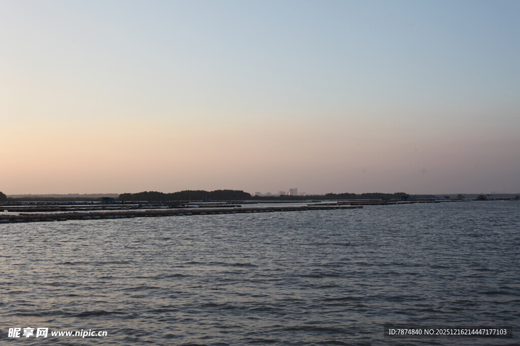 黄昏下的宁静海面